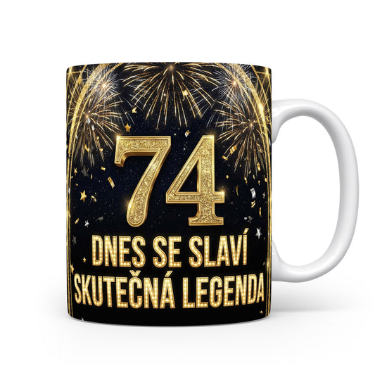 Hrnček s číslem 74 a nápisem Dnes se slaví skutečná legenda
