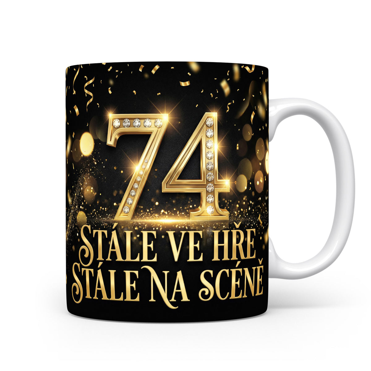 Hrnček s číslem 74 a nápisem STÁLE VE HŘE, STÁLE NA SCÉNĚ