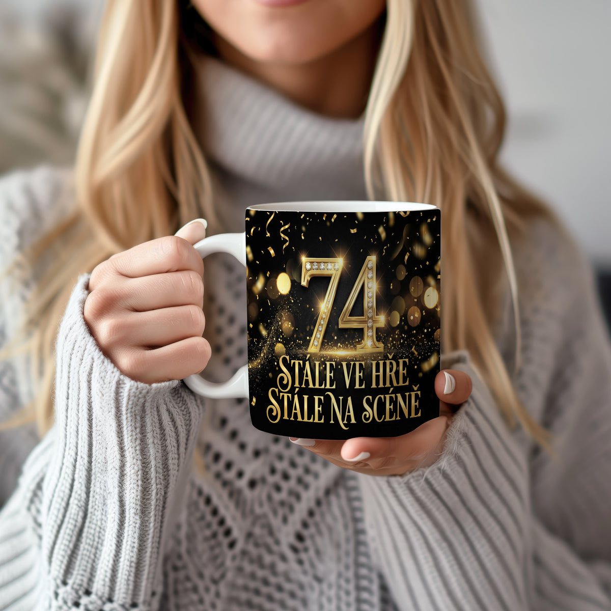 Narozeninový hrnek 74 let – STÁLE VE HŘE, STÁLE NA SCÉNĚ
