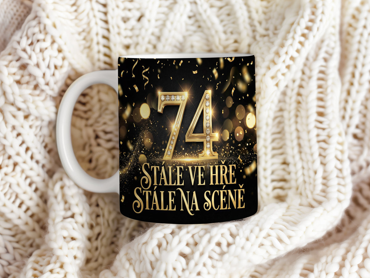 Narozeninový hrnek 74 let – STÁLE VE HŘE, STÁLE NA SCÉNĚ