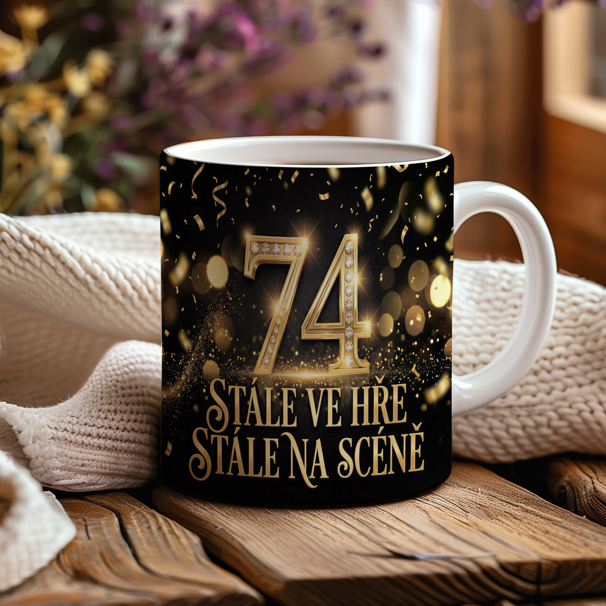 Narozeninový hrnek 74 let – STÁLE VE HŘE, STÁLE NA SCÉNĚ
