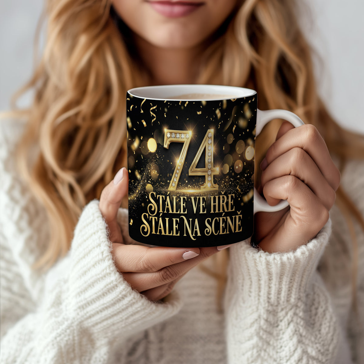 Narozeninový hrnek 74 let – STÁLE VE HŘE, STÁLE NA SCÉNĚ