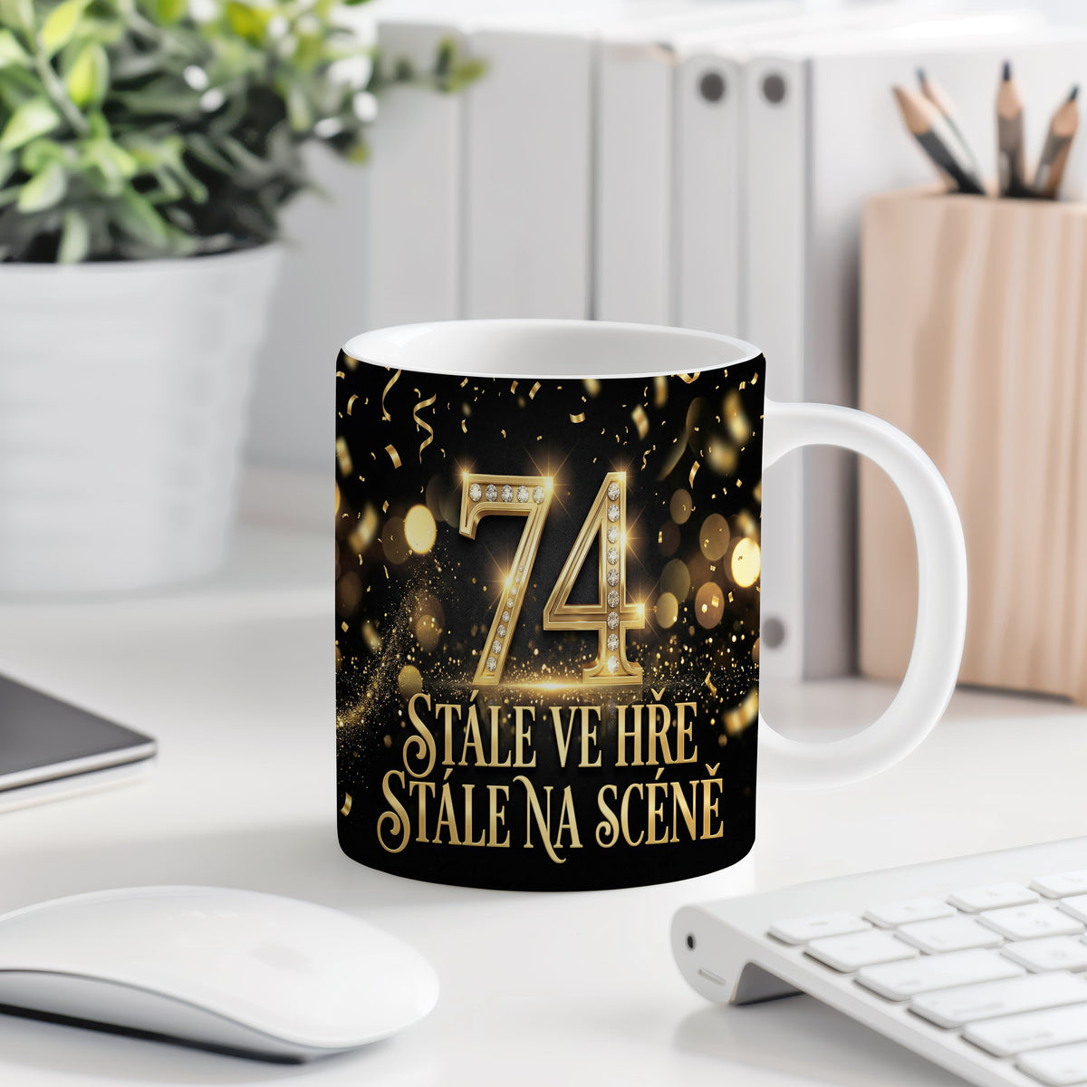 Narozeninový hrnek 74 let – STÁLE VE HŘE, STÁLE NA SCÉNĚ