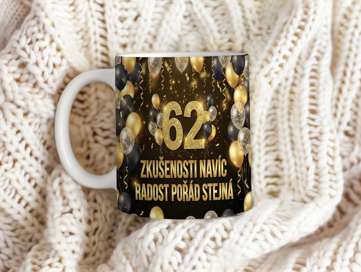 Narozeninový hrnek 62 let – ZKUŠENOSTI NAVÍC, RADOST POŘÁD STEJNÁ
