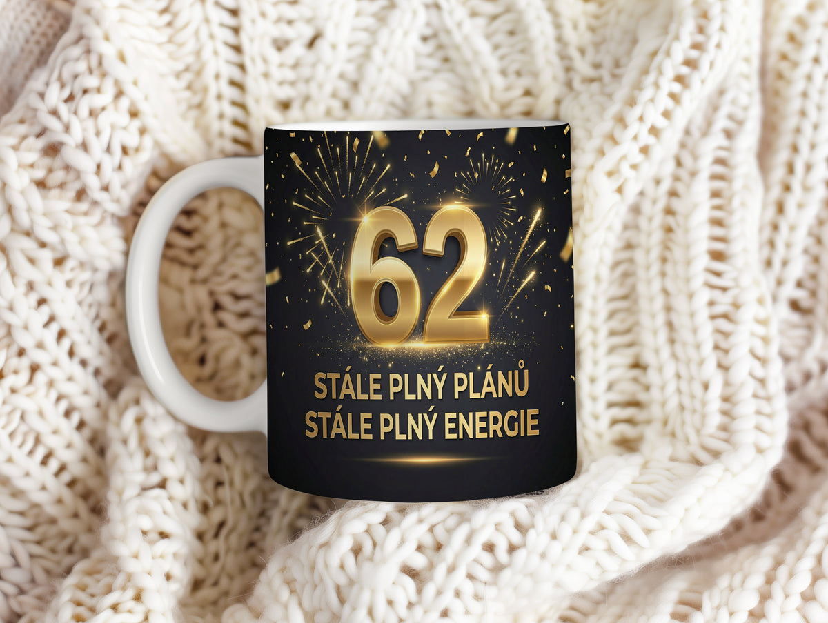 Narozeninový hrnek 62 let – STÁLE PLNÝ PLÁNŮ STÁLE PLNÝ ENERGIE
