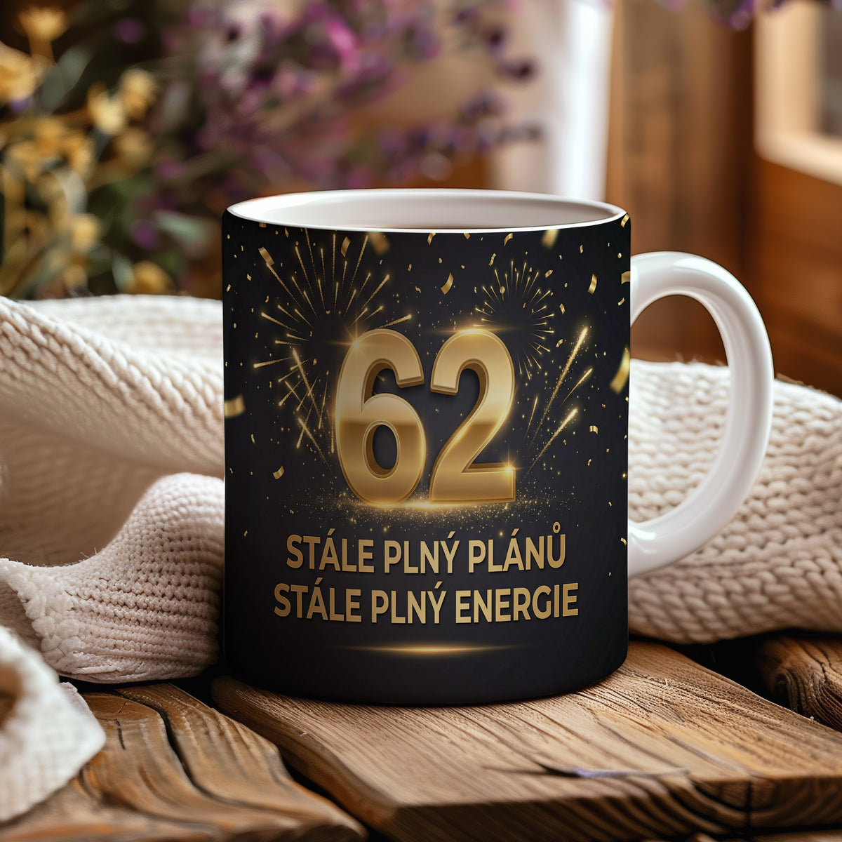 Narozeninový hrnek 62 let – STÁLE PLNÝ PLÁNŮ STÁLE PLNÝ ENERGIE