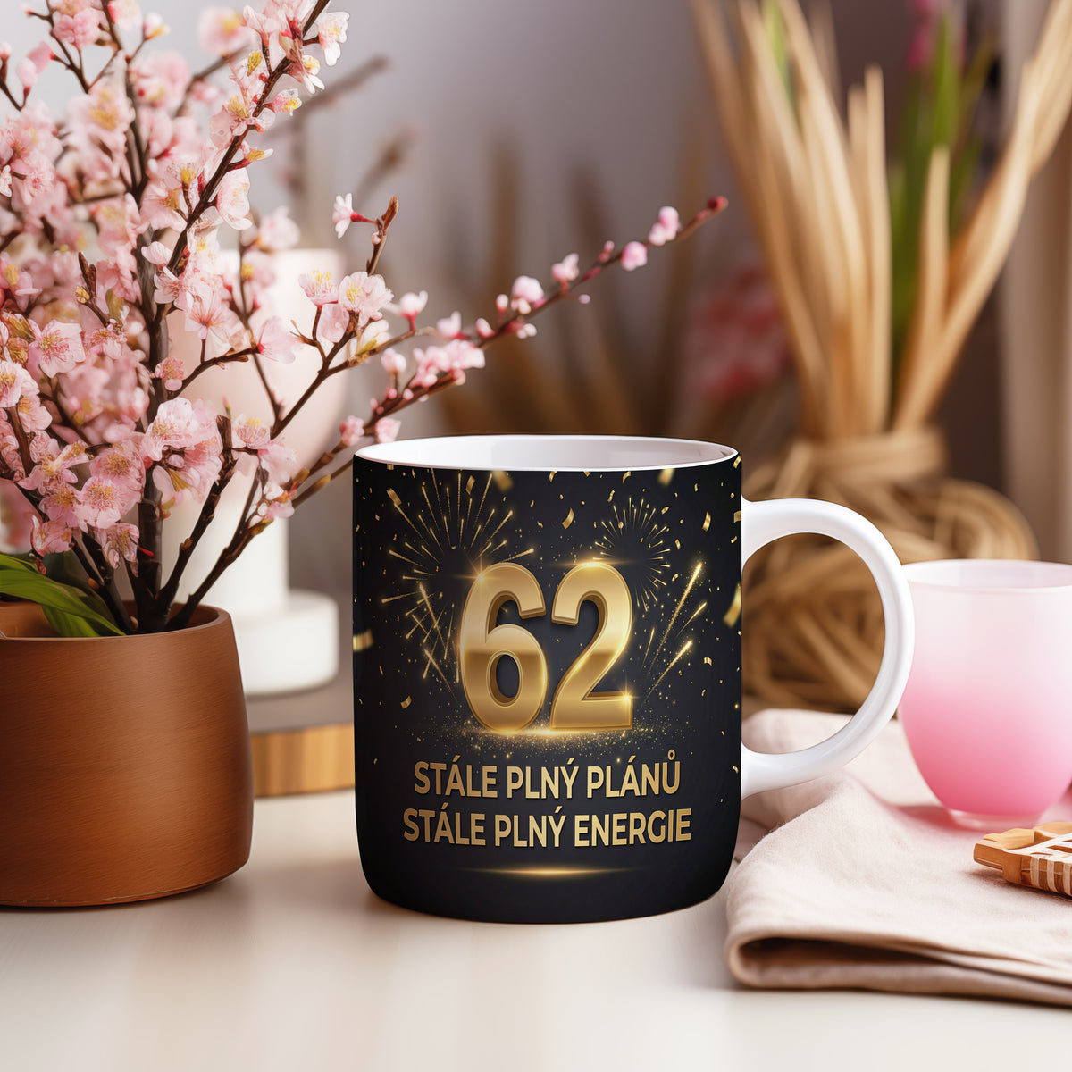 Narozeninový hrnek 62 let – STÁLE PLNÝ PLÁNŮ STÁLE PLNÝ ENERGIE