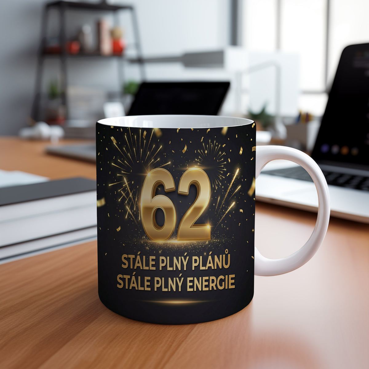 Narozeninový hrnek 62 let – STÁLE PLNÝ PLÁNŮ STÁLE PLNÝ ENERGIE
