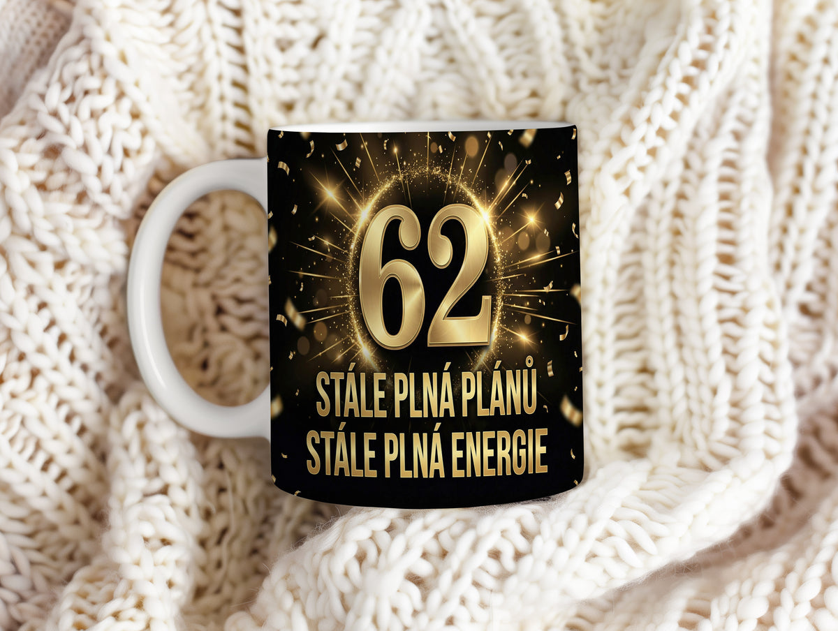 Narozeninový hrnek 62 let – STÁLE PLNÁ PLÁNŮ STÁLE PLNÁ ENERGIE