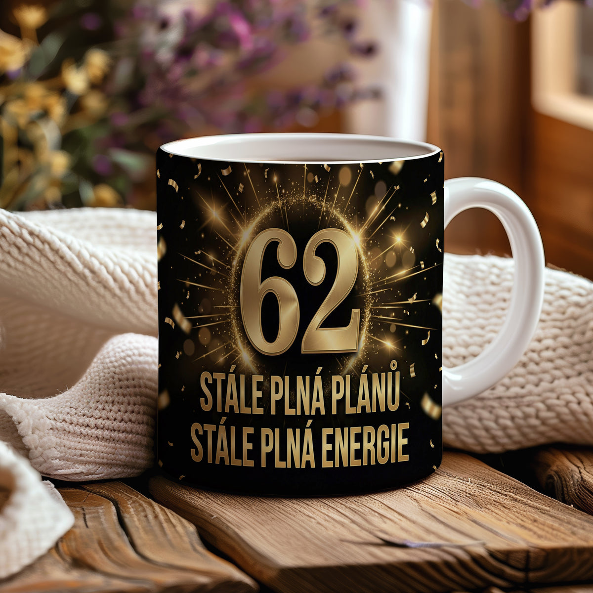 Narozeninový hrnek 62 let – STÁLE PLNÁ PLÁNŮ STÁLE PLNÁ ENERGIE