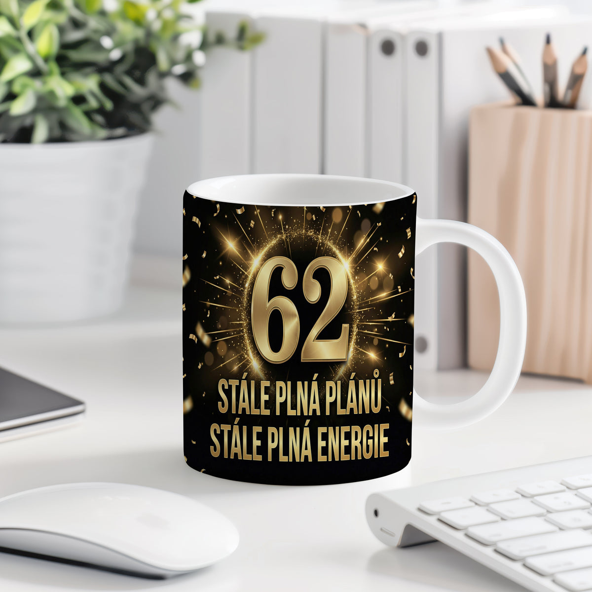 Narozeninový hrnek 62 let – STÁLE PLNÁ PLÁNŮ STÁLE PLNÁ ENERGIE