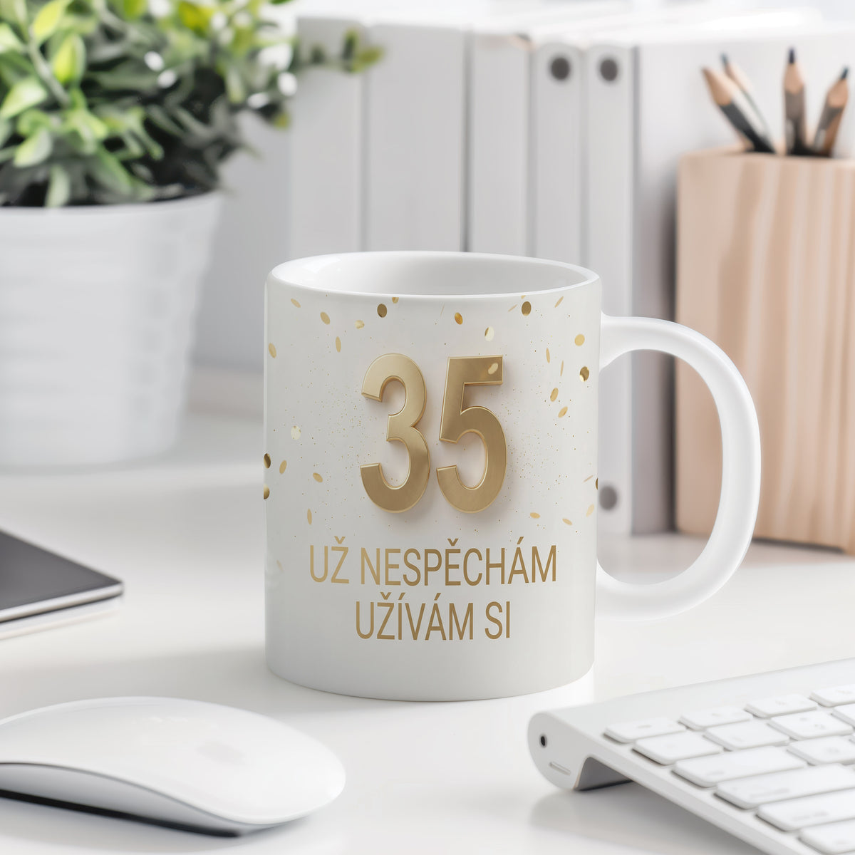 Narozeninový hrnek 35 let – UŽ NESPĚCHÁM UŽÍVÁM SI