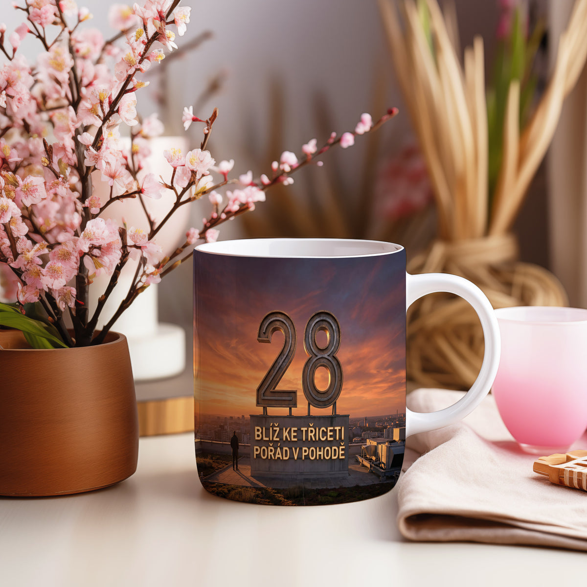 Narozeninový hrnek 28 let – BLÍŽ KE TŘICETI POŘÁD V POHODĚ