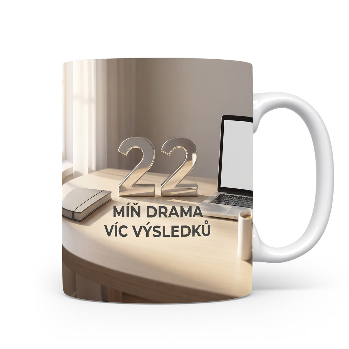 Hrnček s číslem 22 a mottem MÍŇ DRAMA VÍC VÝSLEDKŮ