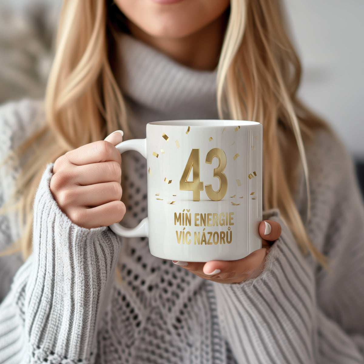 Narozeninový hrnek 43 let – MÍŇ ENERGIE VÍC NÁZORŮ