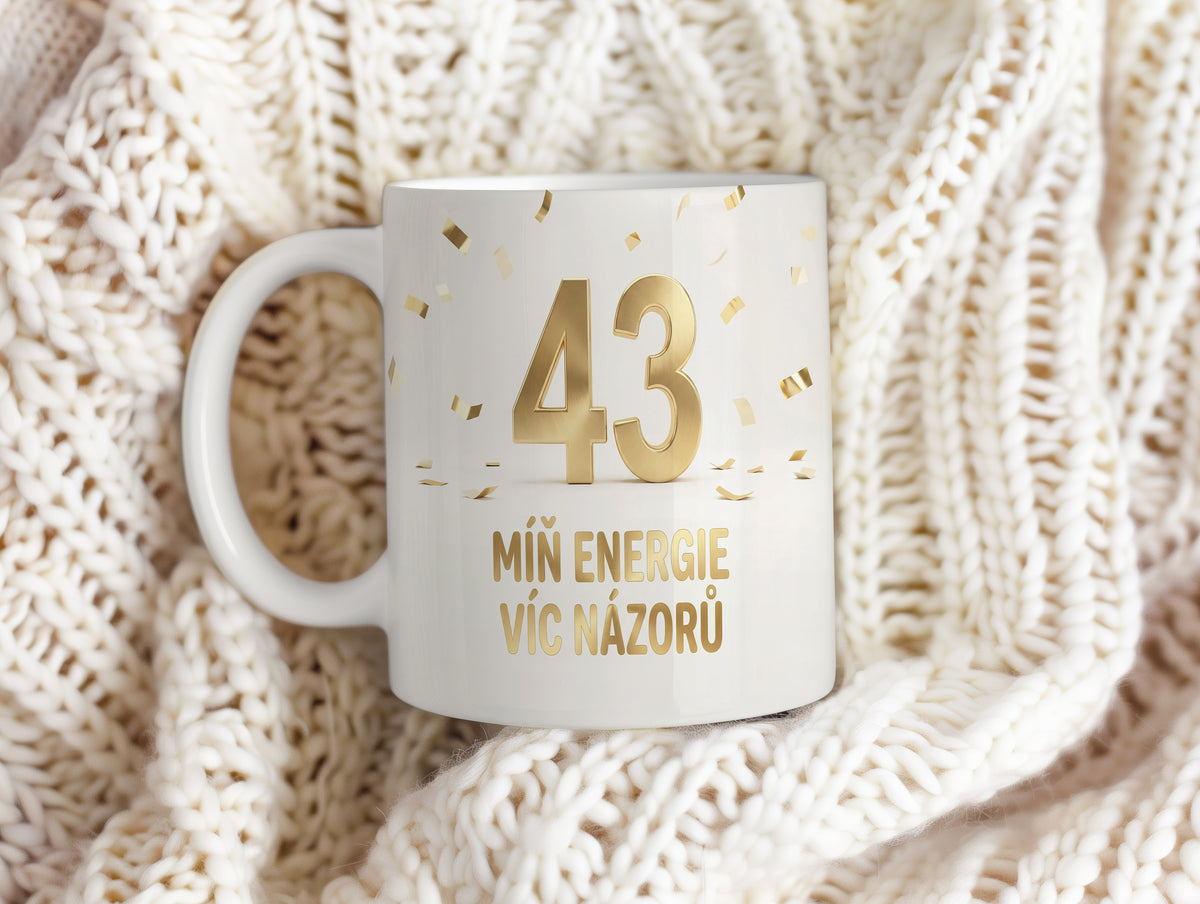 Narozeninový hrnek 43 let – MÍŇ ENERGIE VÍC NÁZORŮ