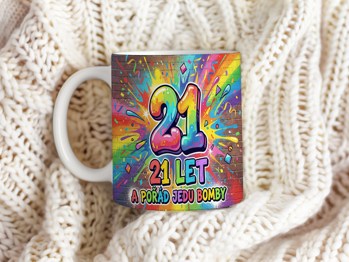 Narozeninový hrnek 21 let – 21 LET A POŘÁD JEDU BOMBY