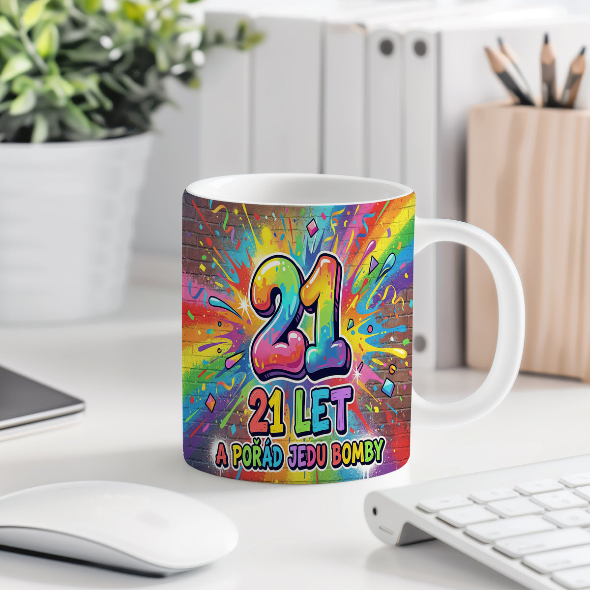 Narozeninový hrnek 21 let – 21 LET A POŘÁD JEDU BOMBY