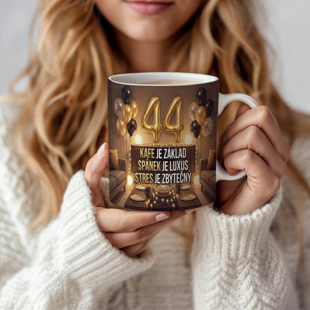 Narozeninový hrnek 44 let – KAFE JE ZÁKLAD SPÁNEK JE LUXUS STRES JE ZBYTEČNÝ