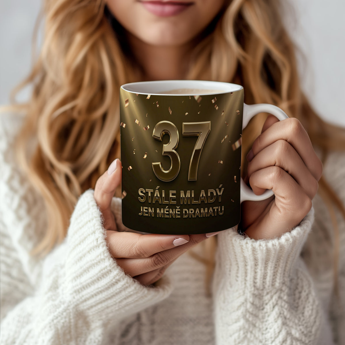Narozeninový hrnek 37 let – STÁLE MLADÝ JEN MÉNĚ DRAMATU