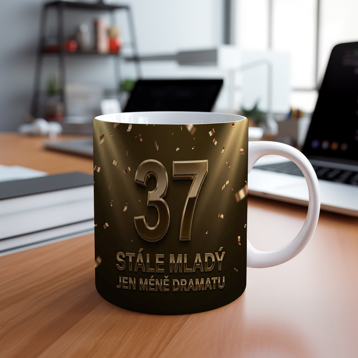 Narozeninový hrnek 37 let – STÁLE MLADÝ JEN MÉNĚ DRAMATU