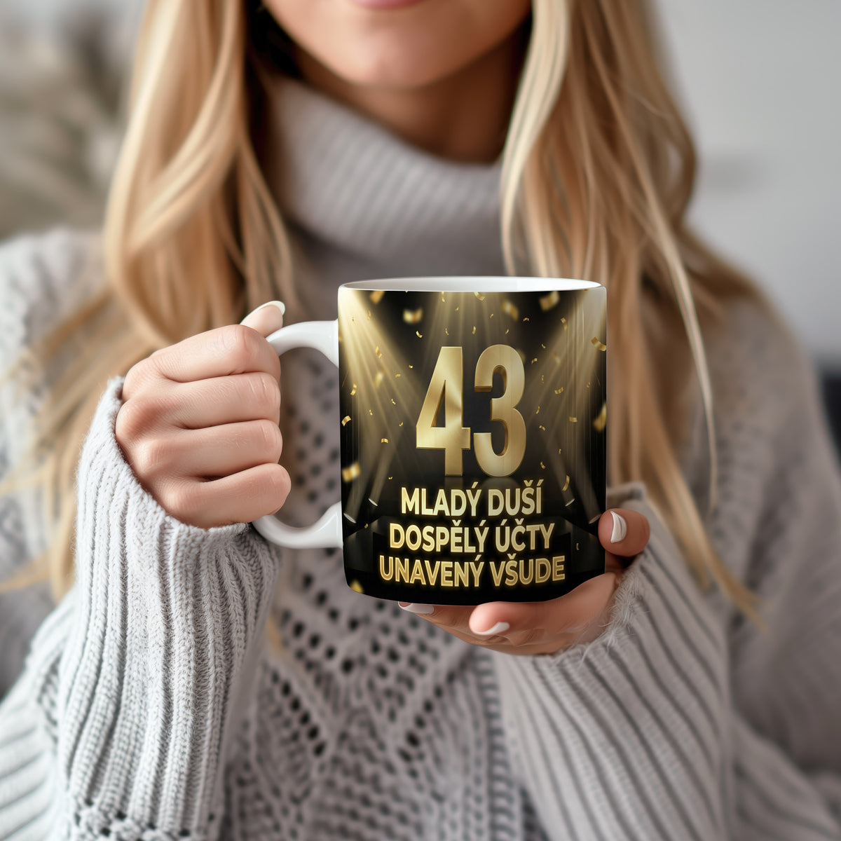 Narozeninový hrnek 43 let – MLADÝ DUŠÍ DOSPĚLÝ ÚČTY UNAVENÝ VŠUDE