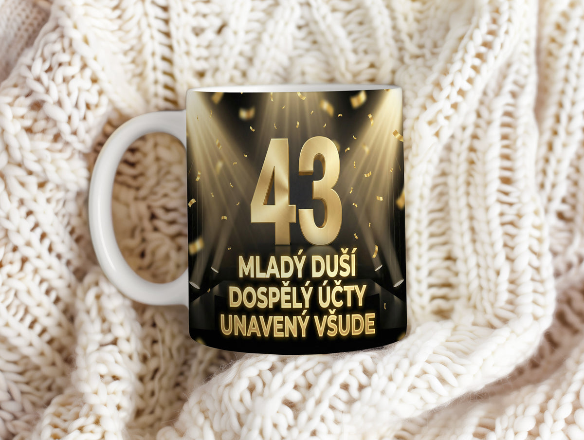 Narozeninový hrnek 43 let – MLADÝ DUŠÍ DOSPĚLÝ ÚČTY UNAVENÝ VŠUDE