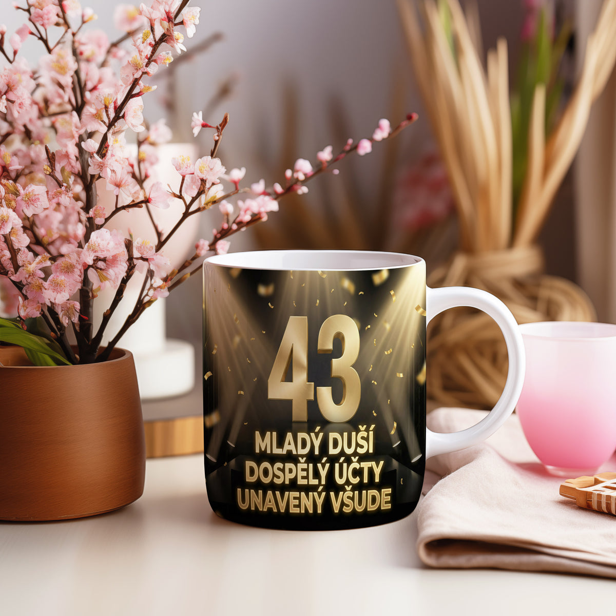 Narozeninový hrnek 43 let – MLADÝ DUŠÍ DOSPĚLÝ ÚČTY UNAVENÝ VŠUDE