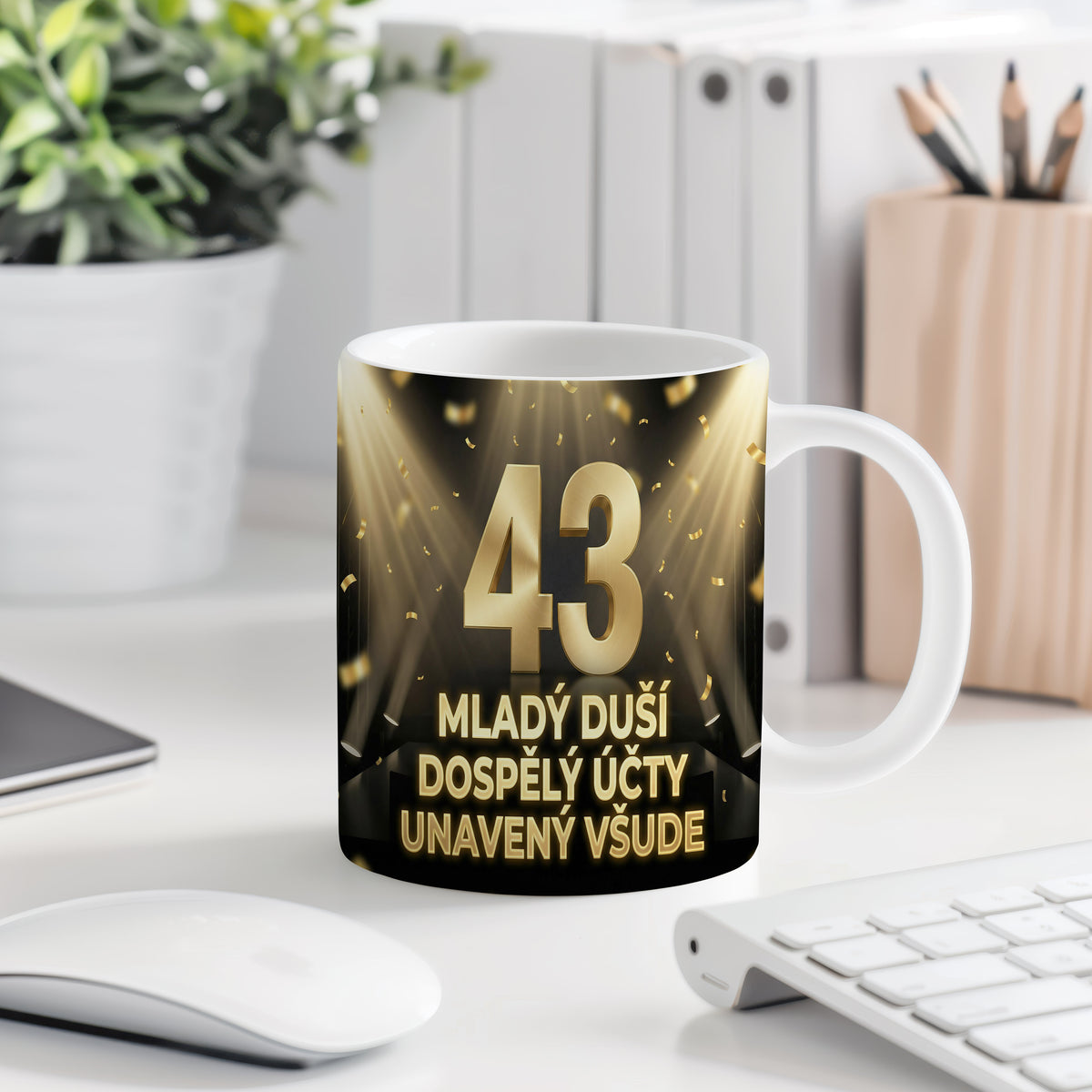 Narozeninový hrnek 43 let – MLADÝ DUŠÍ DOSPĚLÝ ÚČTY UNAVENÝ VŠUDE