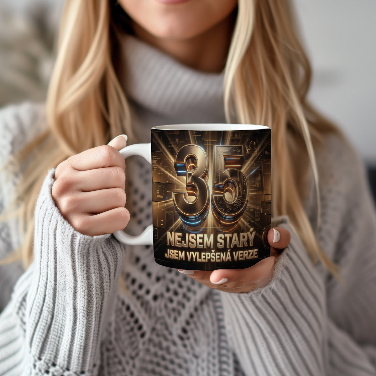 Narozeninový hrnek 35 let – NEJSEM STARÝ, JSEM VYLEPŠENÁ VERZE