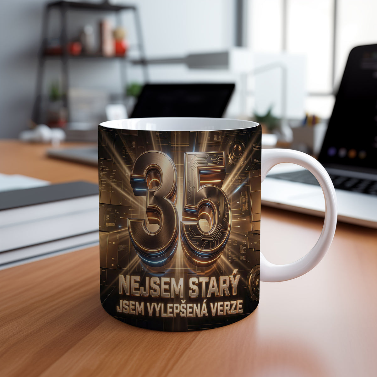 Narozeninový hrnek 35 let – NEJSEM STARÝ, JSEM VYLEPŠENÁ VERZE