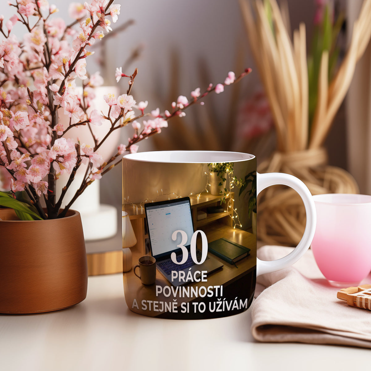 Narozeninový hrnek 30 let – PRÁCE POVINNOSTI A STEJNĚ SI TO UŽÍVÁM