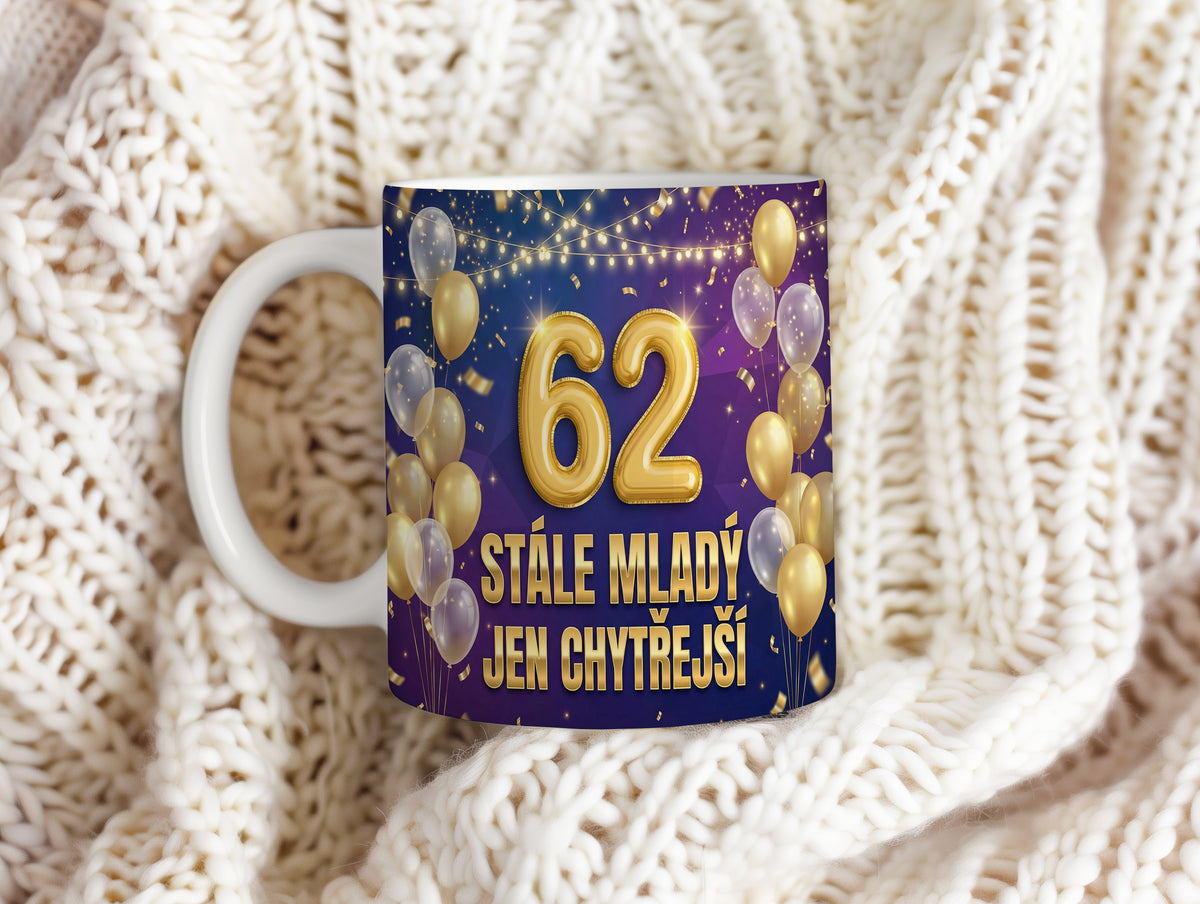 Narozeninový hrnek 62 let – STÁLE MLADÝ JEN CHYTŘEJŠÍ