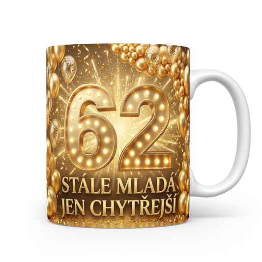 Hrnček s nápisem 62 STÁLE MLADÁ JEN CHYTŘEJŠÍ