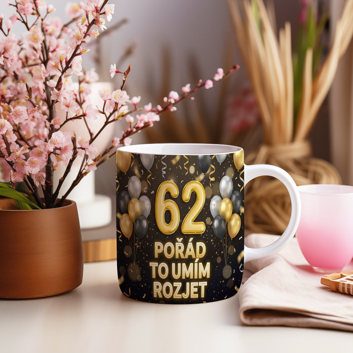 Narozeninový hrnek 62 let – POŘÁD TO UMÍM ROZJET