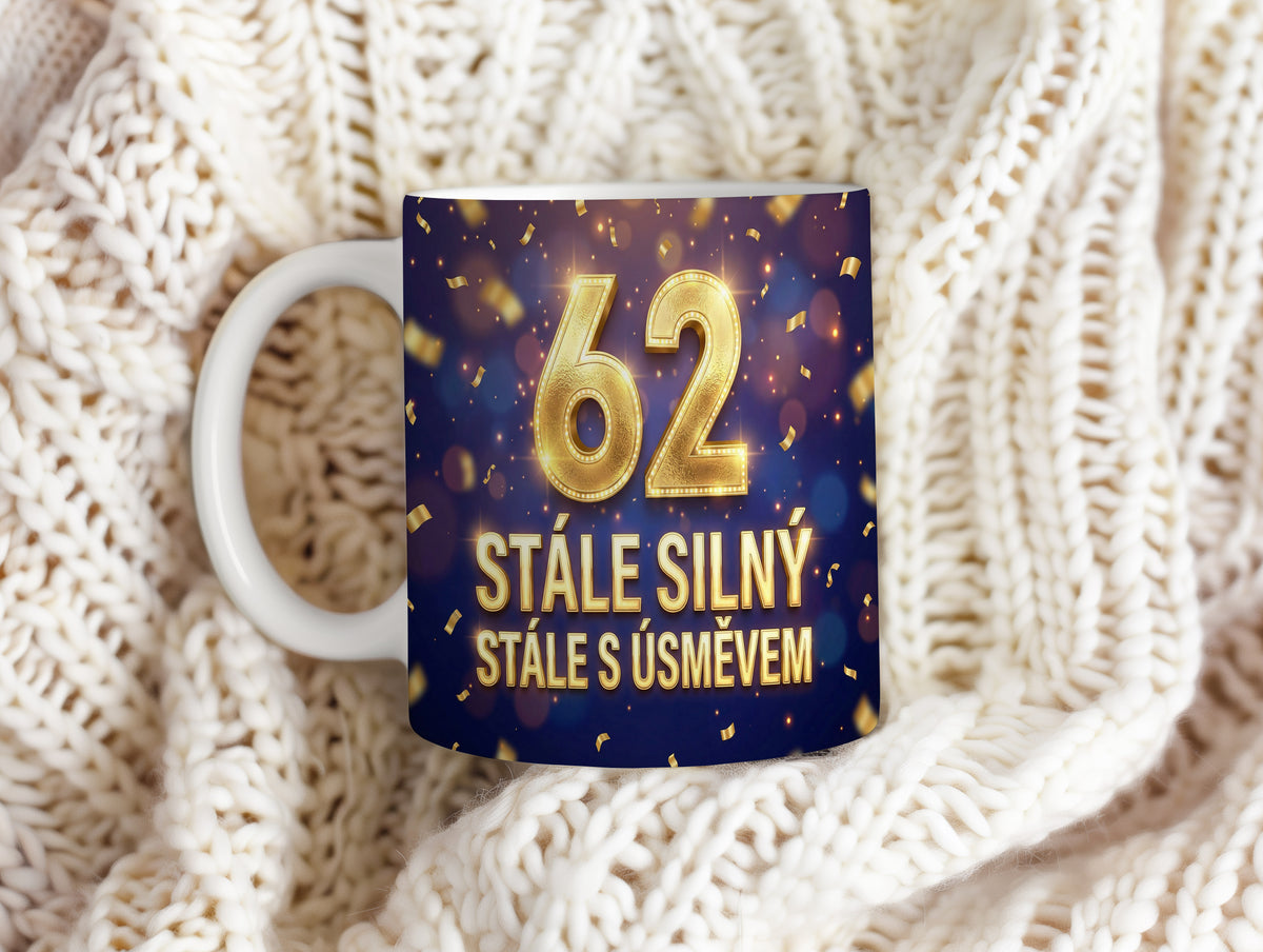 Narozeninový hrnek 62 let – STÁLE SILNÝ, STÁLE S ÚSMĚVEM