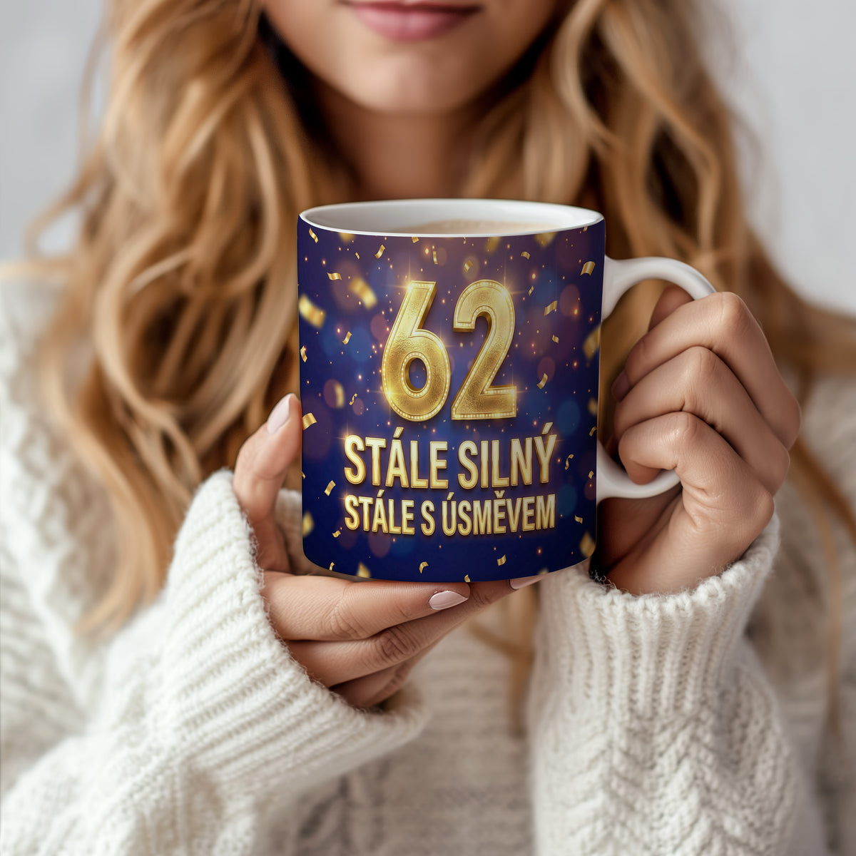 Narozeninový hrnek 62 let – STÁLE SILNÝ, STÁLE S ÚSMĚVEM