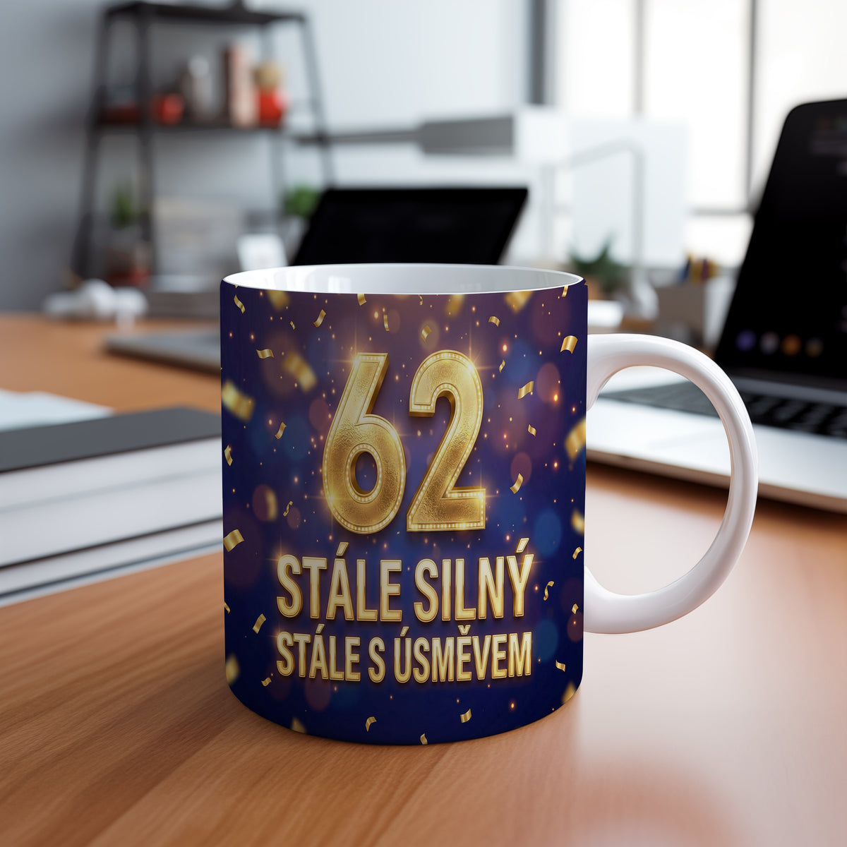 Narozeninový hrnek 62 let – STÁLE SILNÝ, STÁLE S ÚSMĚVEM