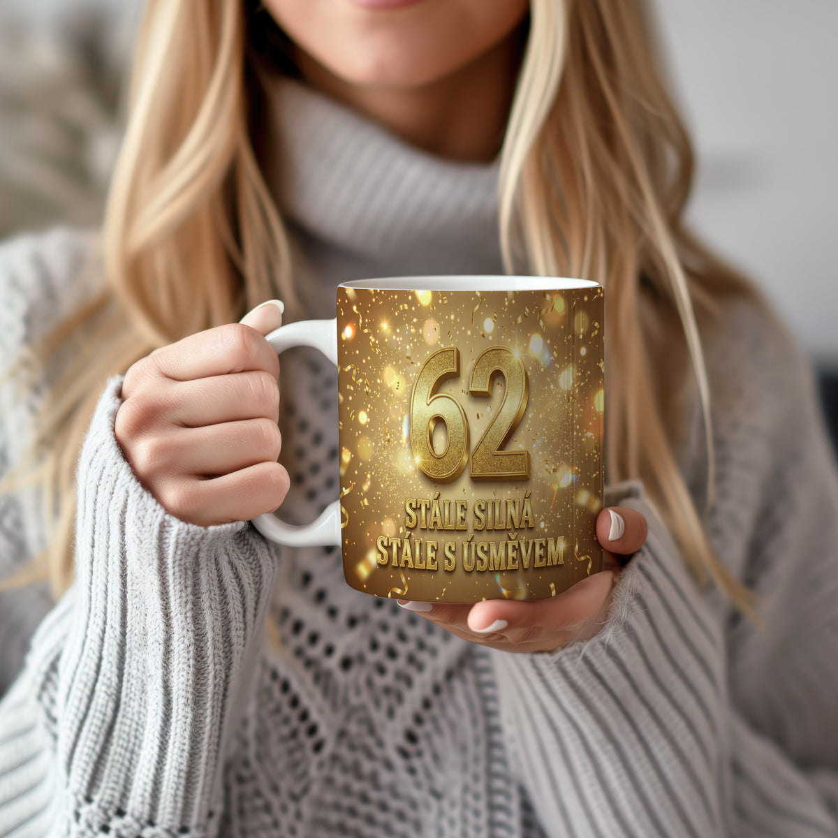 Narozeninový hrnek 62 let – STÁLE SILNÁ STÁLE S ÚSMĚVEM