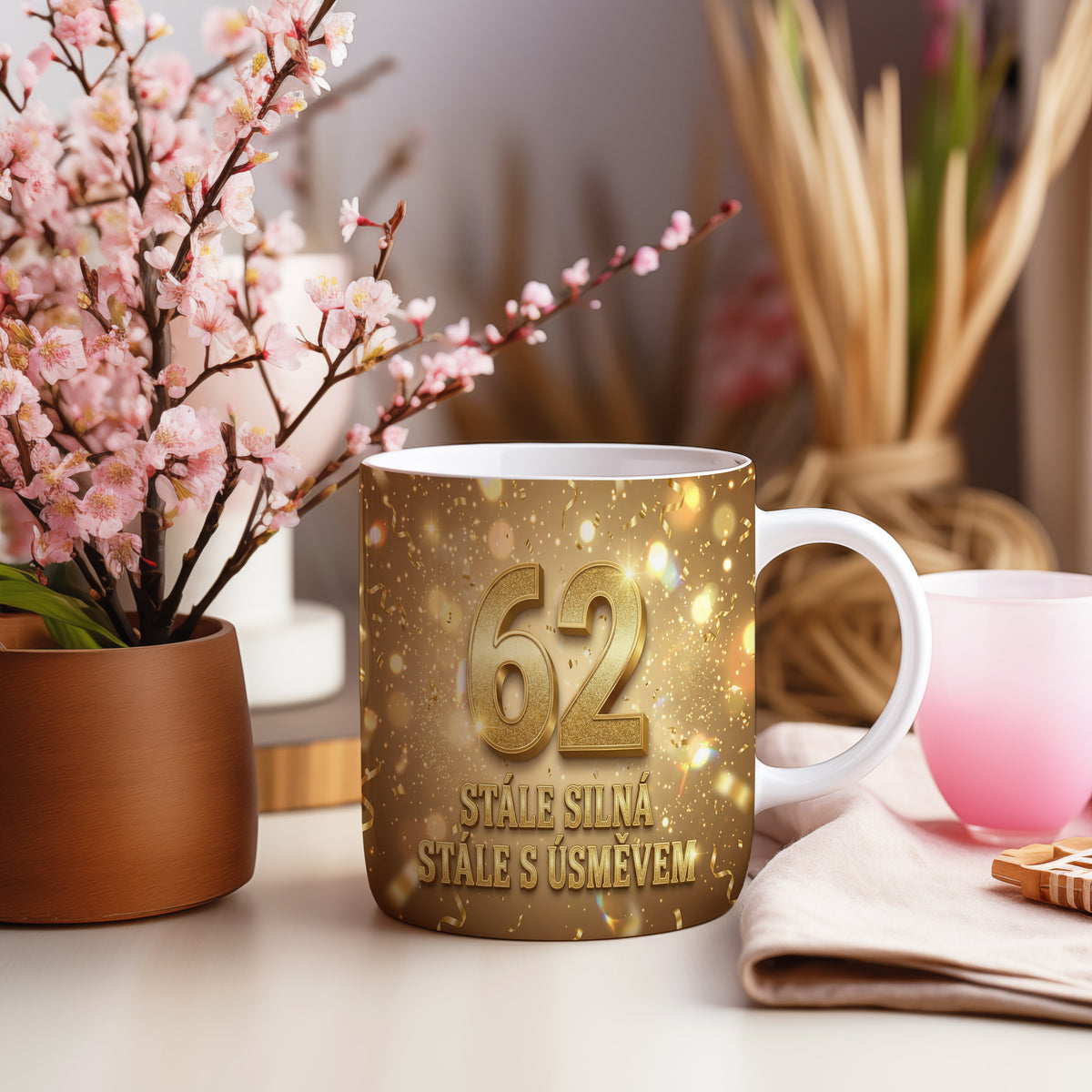Narozeninový hrnek 62 let – STÁLE SILNÁ STÁLE S ÚSMĚVEM