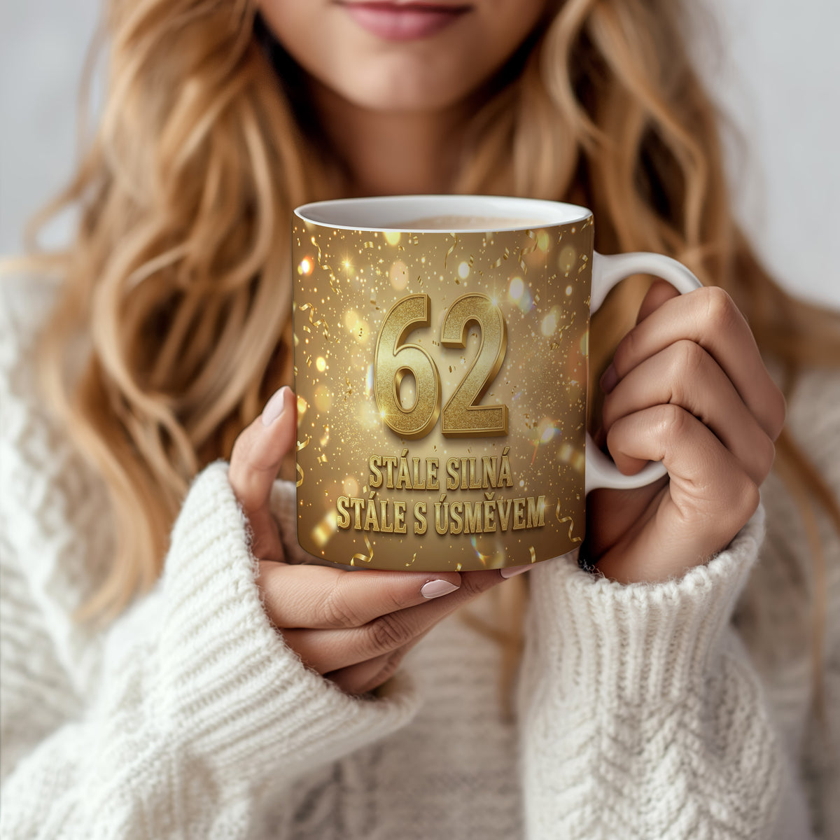 Narozeninový hrnek 62 let – STÁLE SILNÁ STÁLE S ÚSMĚVEM
