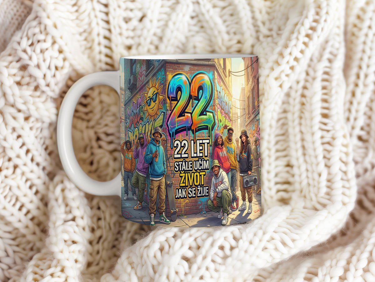 Narozeninový hrnek 22 let – 22 LET STÁLE UČÍM ŽIVOT JAK SE ŽIJE