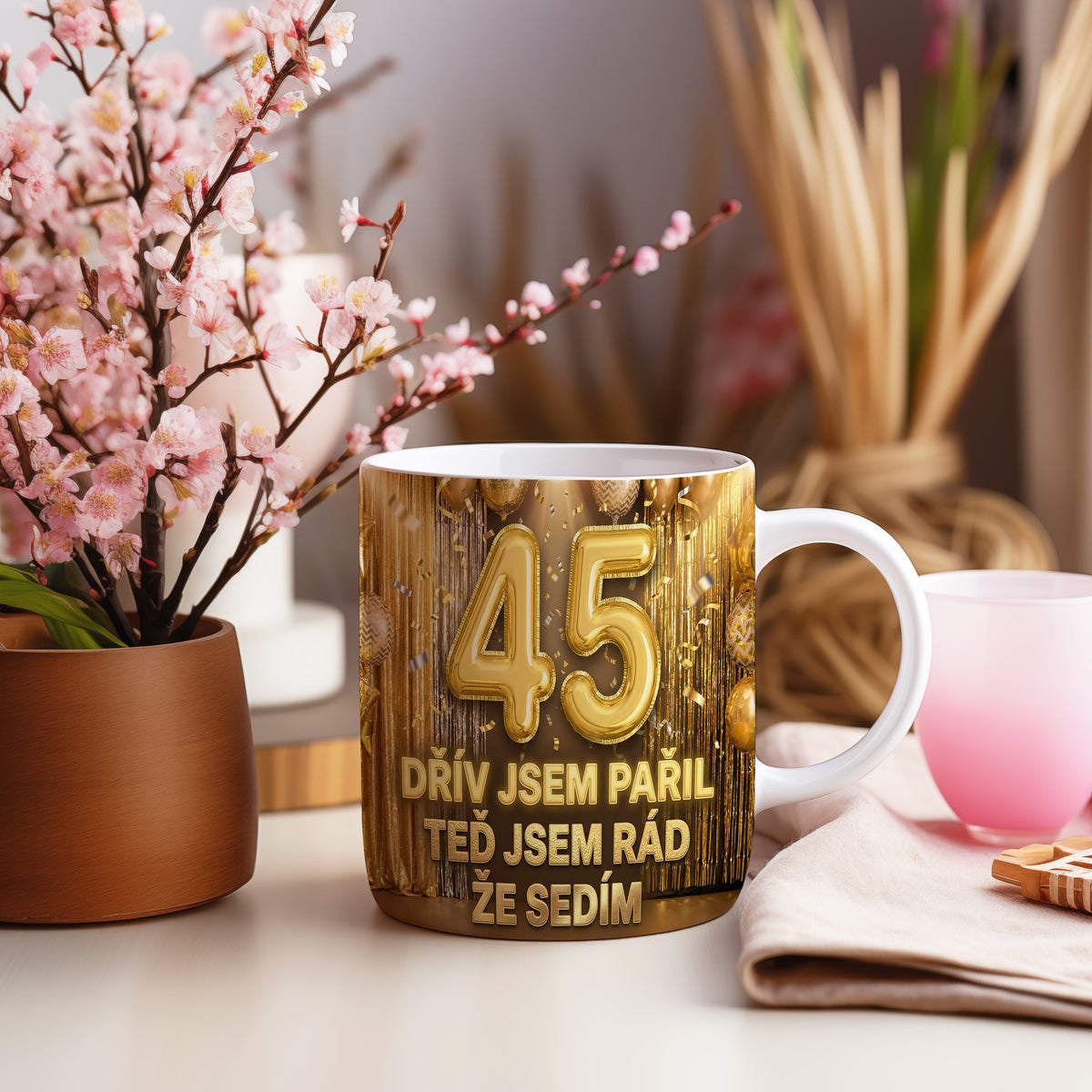 Narozeninový hrnek 45 let – DŘÍV JSEM PAŘIL TEĎ JSEM RÁD ŽE SEDÍM
