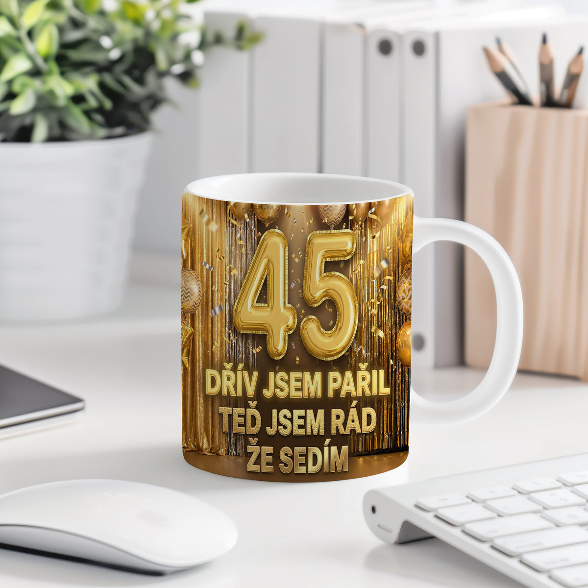 Narozeninový hrnek 45 let – DŘÍV JSEM PAŘIL TEĎ JSEM RÁD ŽE SEDÍM