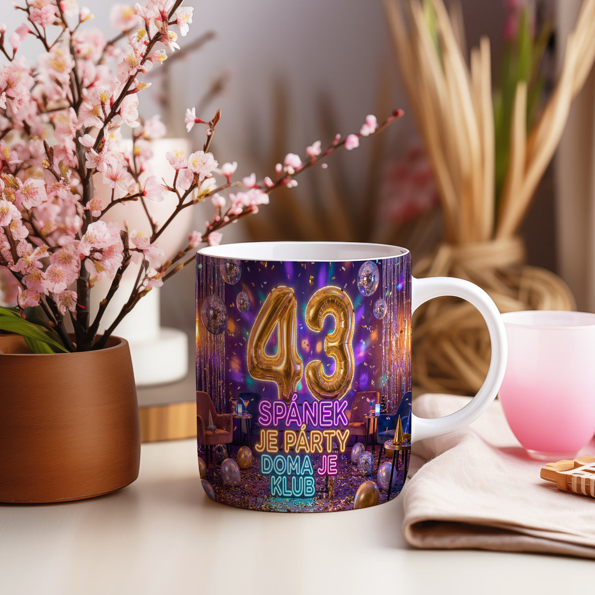 Narozeninový hrnek 43 let – SPÁNEK JE PÁRTY, DOMA JE KLUB