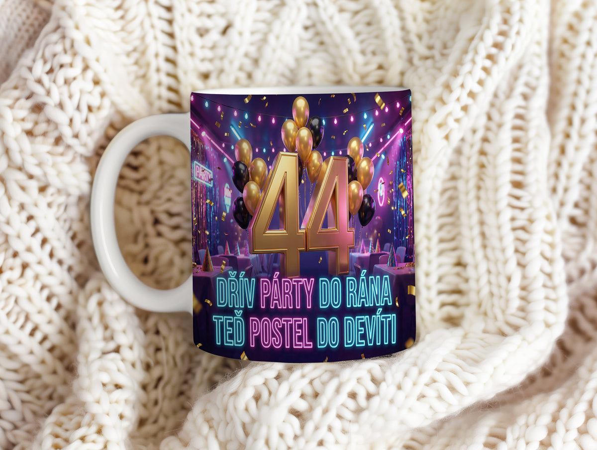 Narozeninový hrnek 44 let – DŘÍV PÁRTY DO RÁNA, TEĎ POSTEL DO DEVÍTI