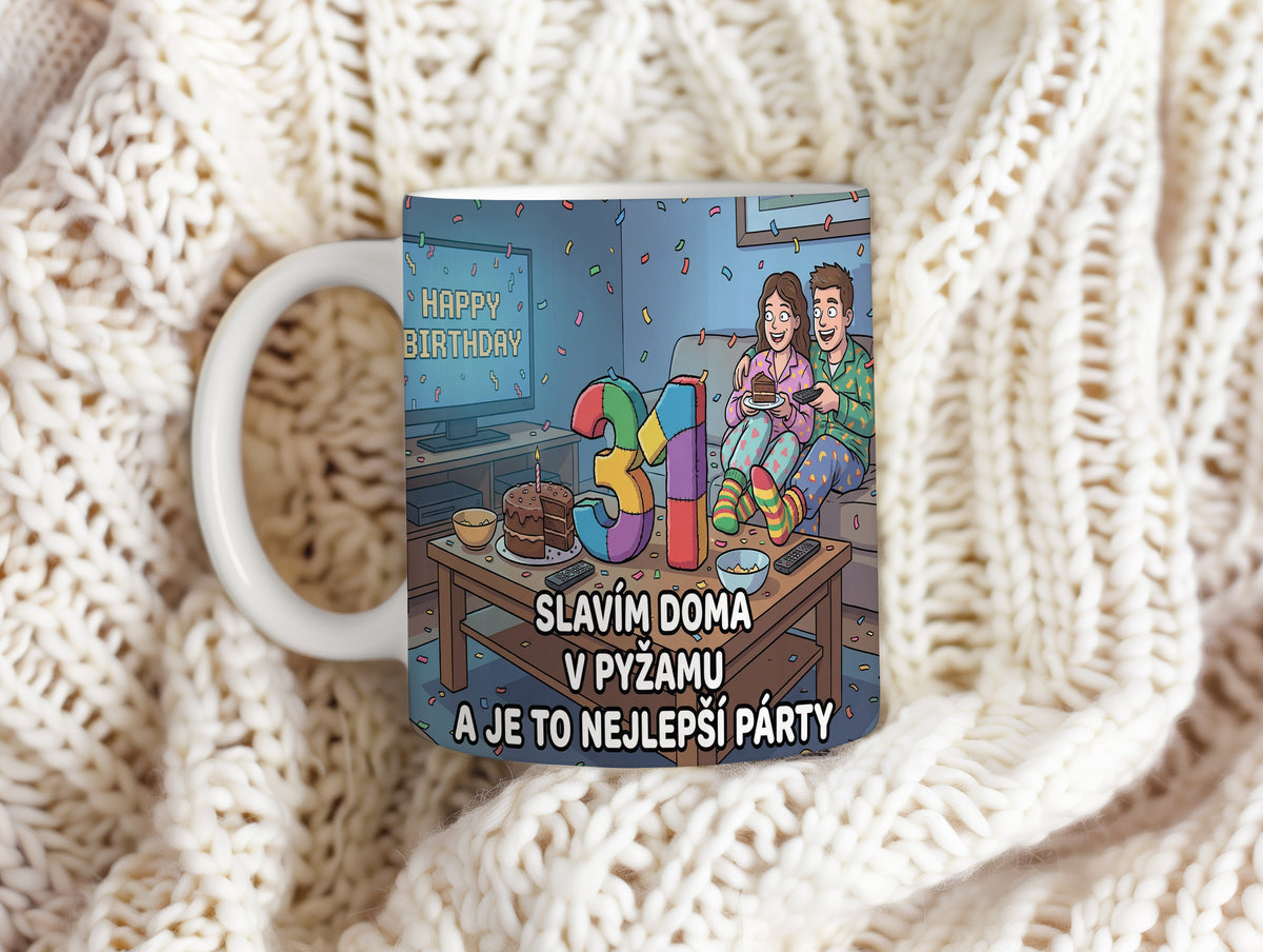 Narozeninový hrnek 31 let – SLAVÍM DOMA V PYŽAMU A JE TO NEJLEPŠÍ PÁRTY