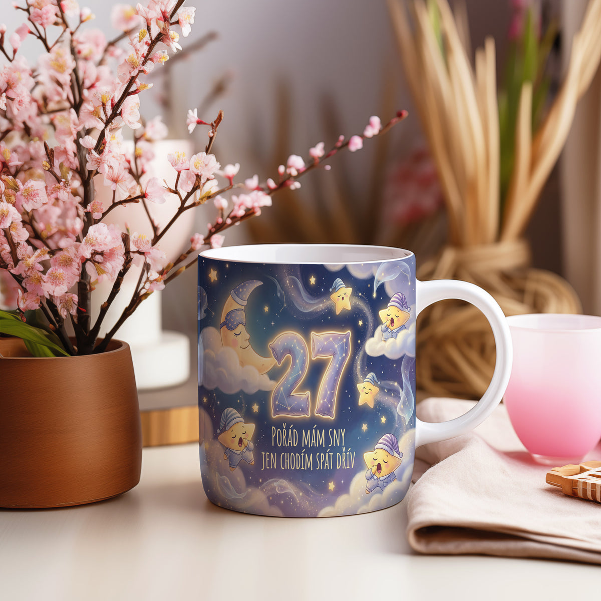 Narozeninový hrnek 27 let – POŘÁD MÁM SNY JEN CHODÍM SPÁT DŘÍV