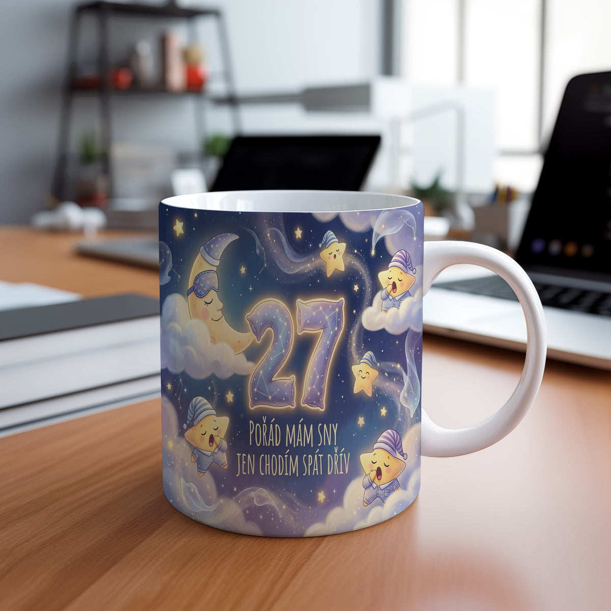 Narozeninový hrnek 27 let – POŘÁD MÁM SNY JEN CHODÍM SPÁT DŘÍV