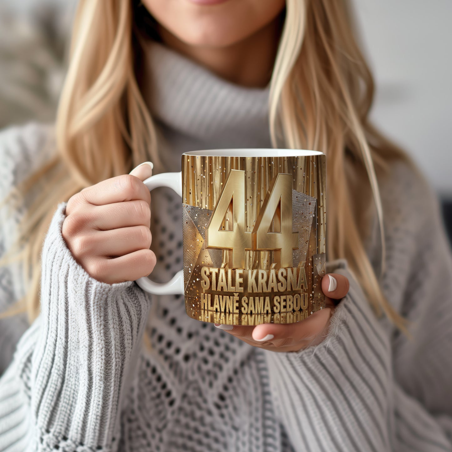 Narozeninový hrnek 44 let – STÁLE KRÁSNÁ, HLAVNĚ SAMA SEBOU